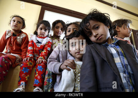 Sanaa, Yemen. Il 9 febbraio, 2019. Bambini yemenita attendere di ricevere anti-morbillo e rosolia vaccinines presso un centro di vaccinazione in Sanaa, Yemen, Febbraio 9, 2019. Un cittadino il morbillo e la rosolia campagna di immunizzazione sono iniziate il sabato in Yemen e avrà la durata di sei giorni. Il target della campagna yemenita ai bambini dai sei mesi ai 15 anni, secondo i media locali. Credito: Mohammed Mohammed/Xinhua/Alamy Live News Foto Stock