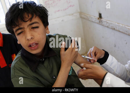 Sanaa, Yemen. Il 9 febbraio, 2019. Un yemenita studente riceve un anti-morbillo e il vaccino contro la rosolia in una scuola a Sanaa, Yemen, Febbraio 9, 2019. Un cittadino il morbillo e la rosolia campagna di immunizzazione sono iniziate il sabato in Yemen e avrà la durata di sei giorni. Il target della campagna yemenita ai bambini dai sei mesi ai 15 anni, secondo i media locali. Credito: Mohammed Mohammed/Xinhua/Alamy Live News Foto Stock