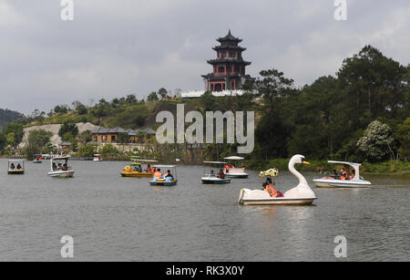 Qinzhou cinese di Guangxi Zhuang Regione autonoma. 8 febbraio, 2019. Cittadini imbarcazioni a remi in un tempio in fiera Qinzhou, sud della Cina di Guangxi Zhuang Regione autonoma, Febbraio 8, 2019. Credito: Zhang Ailin/Xinhua/Alamy Live News Foto Stock