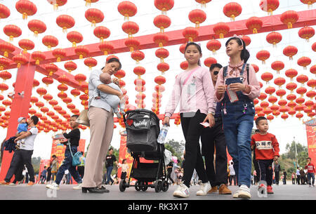 Qinzhou cinese di Guangxi Zhuang Regione autonoma. Il 9 febbraio, 2019. I cittadini di visitare un tempio in fiera Qinzhou, sud della Cina di Guangxi Zhuang Regione autonoma, Febbraio 9, 2019. Credito: Zhang Ailin/Xinhua/Alamy Live News Foto Stock