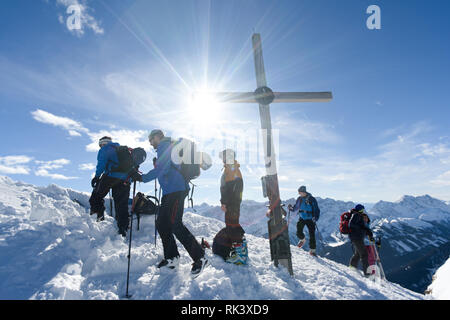 La Baviera, Germania.09 febbraio 2019, il Land della Baviera, Vorderriß: Ski tourer in montagne Karwendel raggiunge il vertice della Schafreuter nella luce del sole. Foto: Tobias Hase/dpa Credito: dpa picture alliance/Alamy Live News Foto Stock