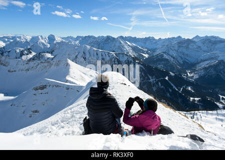 09 febbraio 2019, il Land della Baviera, Vorderriß: due ski tourer godetevi la vista dalla cima della Schafreiter in montagne Karwendel. Foto: Tobias Hase/dpa Foto Stock