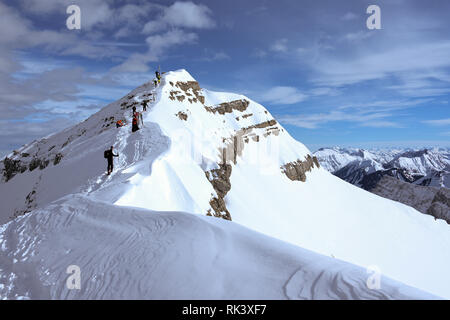 09 febbraio 2019, il Land della Baviera, Vorderriß: In montagne Karwendel, ski tourer scalare la vetta cresta a Schafreuter. Foto: Tobias Hase/dpa Foto Stock