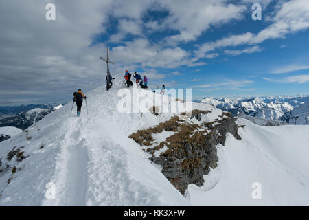 09 febbraio 2019, il Land della Baviera, Vorderriß: Ski tourer raggiunge il vertice della Schafreuter in montagne Karwendel. Foto: Tobias Hase/dpa Foto Stock