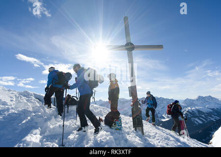 La Baviera, Germania. 09 febbraio 2019, il Land della Baviera, Vorderriß: Ski tourer in montagne Karwendel raggiunge il vertice della Schafreuter nella luce del sole. Foto: Tobias Hase/dpa Credito: dpa picture alliance/Alamy Live News Foto Stock