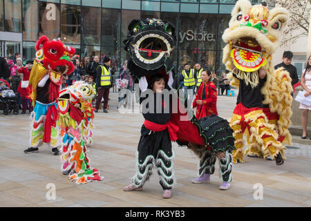 Woking, Surrey, Regno Unito. Il 9 febbraio, 2019. Woking town center ha festeggiato il nuovo anno cinese del maiale oggi con cortei colorati e spettacoli. La danza del leone le prestazioni. Foto Stock