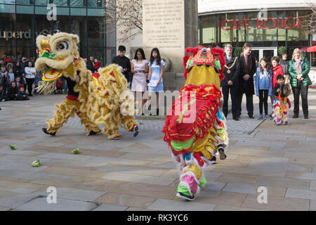 Woking, Surrey, Regno Unito. Il 9 febbraio, 2019. Woking town center ha festeggiato il nuovo anno cinese del maiale oggi con cortei colorati e spettacoli. La danza del leone le prestazioni. Foto Stock