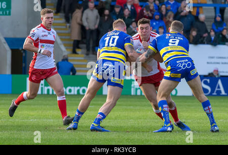 Halliwell Jones Stadium, Warrington, Regno Unito. Il 9 febbraio, 2019. Betfred Super League Rugby, Warrington lupi versus Hull KR; Robbie Mulhern è affrontato da Mike Cooper e Daryl Clark Credit: Azione Plus sport/Alamy Live News Foto Stock