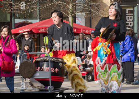 Woking, Surrey, Regno Unito. Il 9 febbraio, 2019. Woking town center ha festeggiato il nuovo anno cinese del maiale oggi con cortei colorati e spettacoli. Performance di batteria e percussioni. Foto Stock