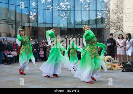 Woking, Surrey, Regno Unito. Il 9 febbraio, 2019. Woking town center ha festeggiato il nuovo anno cinese del maiale oggi con cortei colorati e spettacoli. I visitatori della città anche divertiti guardando le bancarelle del mercato di vendita cinesi tradizionali arti e mestieri, come calligrafia. Foto Stock
