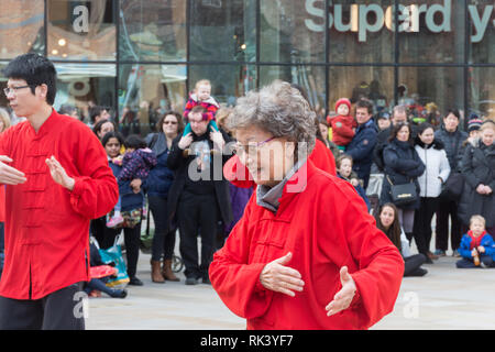Woking, Surrey, Regno Unito. Il 9 febbraio, 2019. Woking town center ha festeggiato il nuovo anno cinese del maiale oggi con cortei colorati e spettacoli. Il tai chi dimostrazione. Foto Stock