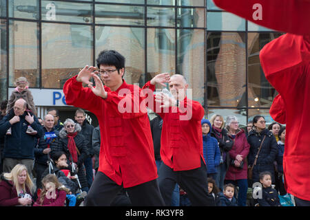 Woking, Surrey, Regno Unito. Il 9 febbraio, 2019. Woking town center ha festeggiato il nuovo anno cinese del maiale oggi con cortei colorati e spettacoli. Il tai chi dimostrazione. Foto Stock