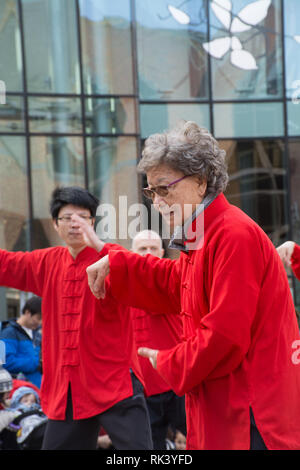 Woking, Surrey, Regno Unito. Il 9 febbraio, 2019. Woking town center ha festeggiato il nuovo anno cinese del maiale oggi con cortei colorati e spettacoli. Il tai chi dimostrazione. Foto Stock