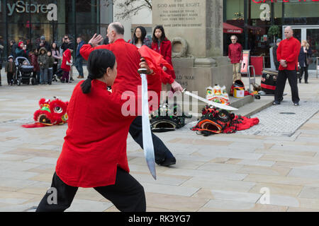Woking, Surrey, Regno Unito. Il 9 febbraio, 2019. Woking town center ha festeggiato il nuovo anno cinese del maiale oggi con cortei colorati e spettacoli. Una dimostrazione di spada. Foto Stock