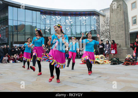 Woking, Surrey, Regno Unito. Il 9 febbraio, 2019. Woking town center ha festeggiato il nuovo anno cinese del maiale oggi con cortei colorati e spettacoli. Una performance di danza. Foto Stock