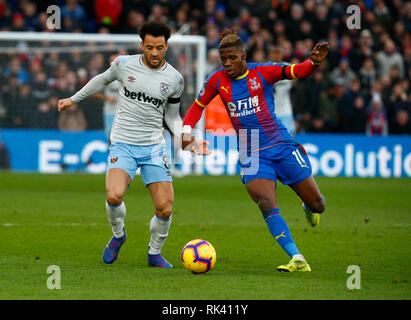 Londra, Inghilterra - 09 February, 2019 L-R West Ham United di Felipe Anderson e Crystal Palace di Wilfried Zaha durante la Premier League inglese tra Crystal Palace e West Ham United a Selhurst Park Stadium , Londra, Inghilterra il 09 Feb 2019. Azione di Credito Foto Sport FA Premier League e Football League immagini sono soggette a licenza DataCo. Solo uso editoriale. Nessuna stampa di vendite. Nessun uso personale di vendita. NO non corrisposto usare carte di credito: Azione Foto Sport/Alamy Live News Foto Stock