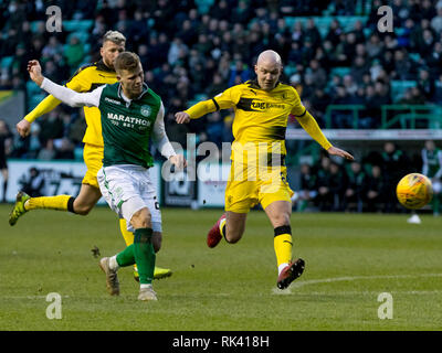 Easter Road, Edimburgo, Regno Unito. Il 9 febbraio, 2019. Coppa scozzese calcio quinto round, Hibernian versus Raith Rovers; Florian Kamberi di Hibernian prende un colpo al credito obiettivo: Azione Plus sport/Alamy Live News Foto Stock