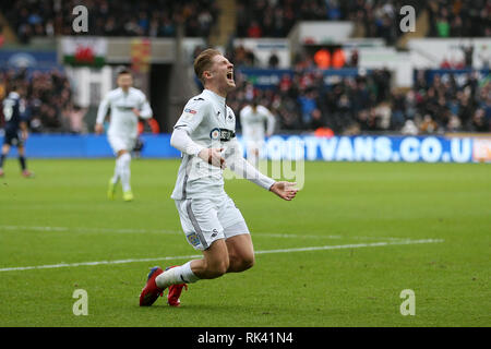 Swansea, Regno Unito. 09Feb, 2019. George Byers di Swansea City celebra dopo segna i suoi team obiettivo 1a. EFL Skybet partita in campionato, Swansea City v Millwall presso il Liberty Stadium di Swansea, Galles del Sud sabato 9 febbraio 2019. Questa immagine può essere utilizzata solo per scopi editoriali. Solo uso editoriale, è richiesta una licenza per uso commerciale. Nessun uso in scommesse, giochi o un singolo giocatore/club/league pubblicazioni. pic da Andrew Orchard/Andrew Orchard fotografia sportiva/Alamy Live news Credito: Andrew Orchard fotografia sportiva/Alamy Live News Foto Stock