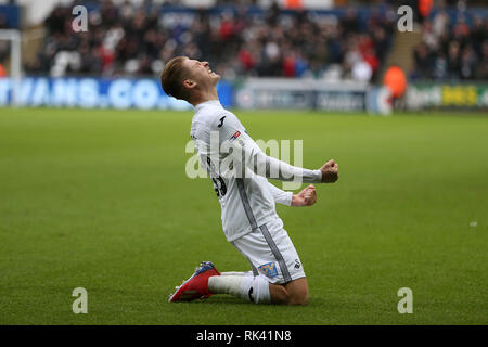 Swansea, Regno Unito. 09Feb, 2019. George Byers di Swansea City celebra dopo segna i suoi team obiettivo 1a. EFL Skybet partita in campionato, Swansea City v Millwall presso il Liberty Stadium di Swansea, Galles del Sud sabato 9 febbraio 2019. Questa immagine può essere utilizzata solo per scopi editoriali. Solo uso editoriale, è richiesta una licenza per uso commerciale. Nessun uso in scommesse, giochi o un singolo giocatore/club/league pubblicazioni. pic da Andrew Orchard/Andrew Orchard fotografia sportiva/Alamy Live news Credito: Andrew Orchard fotografia sportiva/Alamy Live News Foto Stock