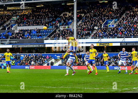 Londra, Regno Unito. 09Feb, 2019. Lukas Jutkiewicz di Birmingham City capi la sfera chiaro durante il cielo EFL scommessa match del campionato tra Queens Park Rangers e Birmingham City al Loftus Road Stadium, Londra, Inghilterra il 9 febbraio 2019. Foto di Phil Hutchinson. Solo uso editoriale, è richiesta una licenza per uso commerciale. Nessun uso in scommesse, giochi o un singolo giocatore/club/league pubblicazioni. Credit: UK Sports Pics Ltd/Alamy Live News Foto Stock