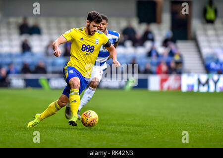 Londra, Regno Unito. 09Feb, 2019. Una metà park challenge durante il cielo EFL scommessa match del campionato tra Queens Park Rangers e Birmingham City al Loftus Road Stadium, Londra, Inghilterra il 9 febbraio 2019. Foto di Phil Hutchinson. Solo uso editoriale, è richiesta una licenza per uso commerciale. Nessun uso in scommesse, giochi o un singolo giocatore/club/league pubblicazioni. Credit: UK Sports Pics Ltd/Alamy Live News Foto Stock