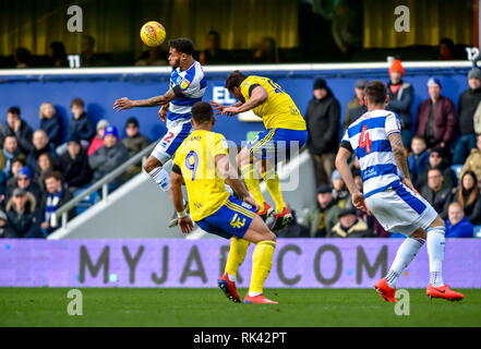 Londra, Regno Unito. 09Feb, 2019. Darnell Furlong di Queens Park Rangers capi la sfera durante il cielo EFL scommessa match del campionato tra Queens Park Rangers e Birmingham City al Loftus Road Stadium, Londra, Inghilterra il 9 febbraio 2019. Foto di Phil Hutchinson. Solo uso editoriale, è richiesta una licenza per uso commerciale. Nessun uso in scommesse, giochi o un singolo giocatore/club/league pubblicazioni. Credit: UK Sports Pics Ltd/Alamy Live News Foto Stock