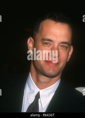 CENTURY City, CA - 14 dicembre: l'attore Tom Hanks assiste TriStar Pictures' 'Philadelphia' Premiere sul dicembre 14, 1993 a Cineplex Odeon Century Plaza cinema in Century City, California. Foto di Barry re/Alamy Stock Photo Foto Stock