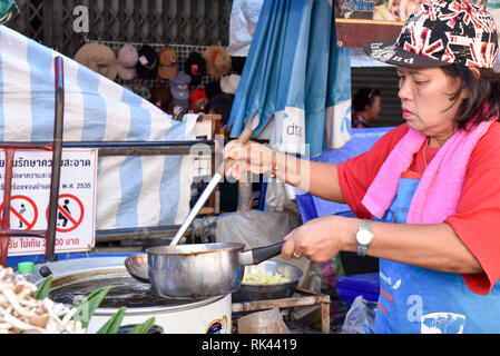Cucina di strada, Chiang Mai. Della Thailandia Foto Stock