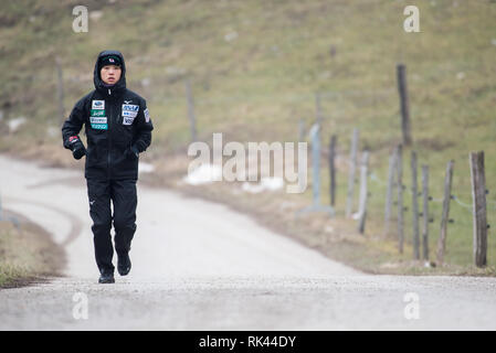 Atleta giapponese in fase di riscaldamento prima della prima giornata di gara della FIS Ski Jumping World Cup Ladies Ljubno l 8 febbraio 2019 a Ljubno, Slovenia. Credito: Rok Rakun/Pacific Press/Alamy Live News Foto Stock