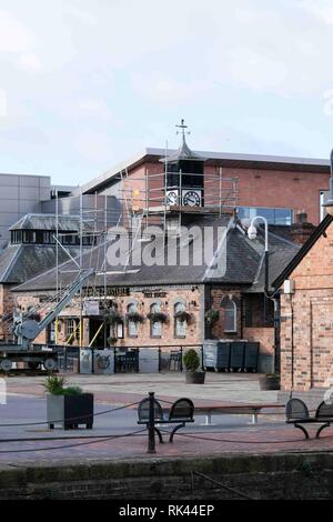 Le riparazioni di orologio a Wetherspoons in Gloucester Docks Foto Stock