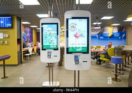 San Pietroburgo - circa maggio, 2016: interno del ristorante McDonald's. McDonald's è il più grande del mondo di catena di hamburger ristoranti fast food, fou Foto Stock