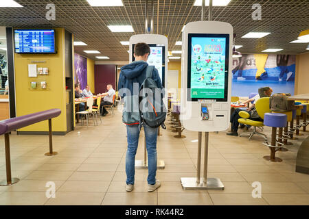 San Pietroburgo - circa maggio, 2016: interno del ristorante McDonald's. McDonald's è il più grande del mondo di catena di hamburger ristoranti fast food, fou Foto Stock