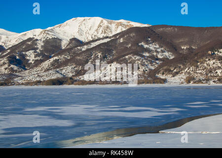 Congelati diga di Campotosto sulla giornata invernale Foto Stock