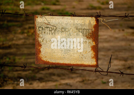 Un vecchio arrugginito segno su una recinzione in Outback, Australia Foto Stock