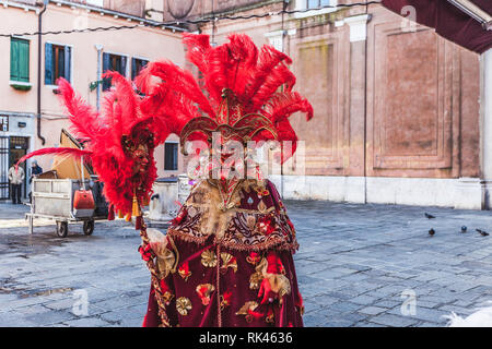 Venezia, Italia - 10 febbraio 2018: meraviglioso rosso piumaggio tipico - ricca e maschera Veneziana Foto Stock