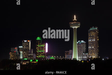 Una vista notturna dello skyline delle Cascate del Niagara in Canada. Foto Stock