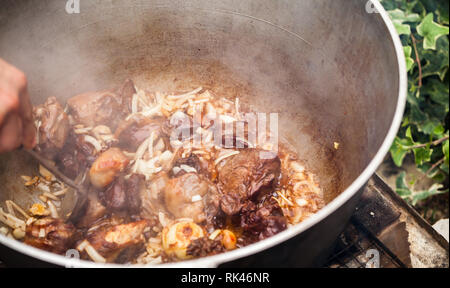 La miscelazione di bollito di agnello e verdure in un calderone. Preparazione della zuppa Chorba Foto Stock