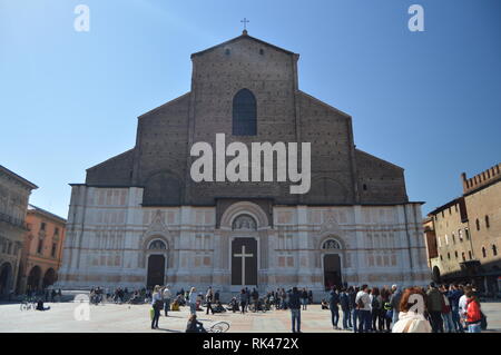 Facciata principale della Basilica di San Petronio di Piazza Maggiore a Bologna. Viaggi, vacanze, architettura. Marzo 31, 2015. Bologna, Emilia Romagna, Foto Stock