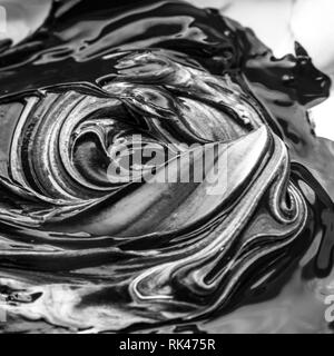 Abstract in bianco e nero artwork come risultato della miscelazione di vernice Foto Stock
