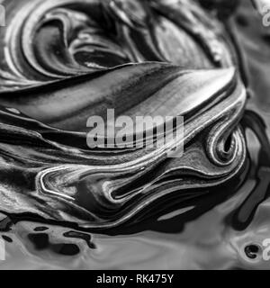 Abstract in bianco e nero artwork come risultato della miscelazione di vernice Foto Stock