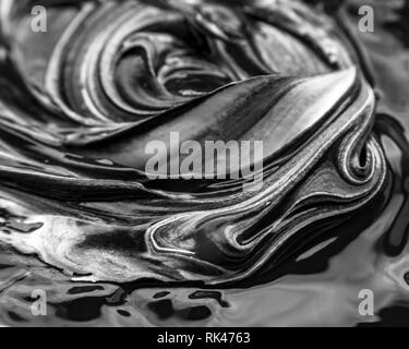 Abstract in bianco e nero artwork come risultato della miscelazione di vernice Foto Stock