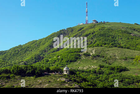 La famosa montagna lakkolit Mashuk nella città di villeggiatura Pyatigorsk nel Caucaso del Nord. Foto Stock