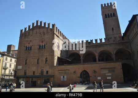 La facciata principale del palazzo di Enzo edificio medievale in Piazza Maggiore a Bologna. Viaggi, vacanze, architettura. Marzo 31, 2015. Bologna, Emilia Romagna, ho Foto Stock