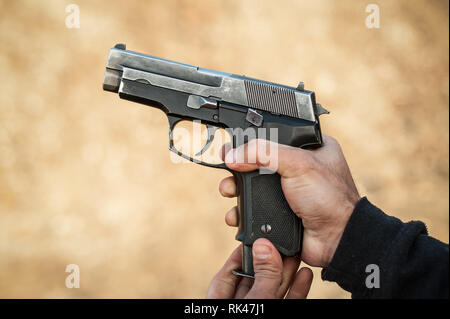 Close-up vista in dettaglio di una cartuccia bullet pistola clip di ricarico. Il carico e lo scarico di una pistola Foto Stock