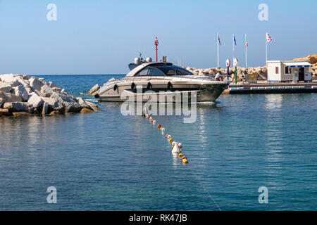 Barca di lusso di entrare nella marina dell' Orso di Poltu Quatu in Costa Smeralda. dal Mare Mediterraneo. Sardegna, Italia. Foto Stock
