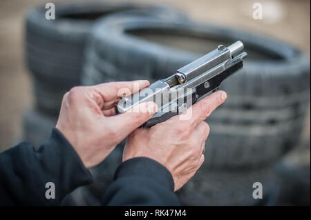 Close-up della vista di dettaglio della pistola, pistola gun malfunzionamenti. Gioco esercitazioni di sicurezza Foto Stock