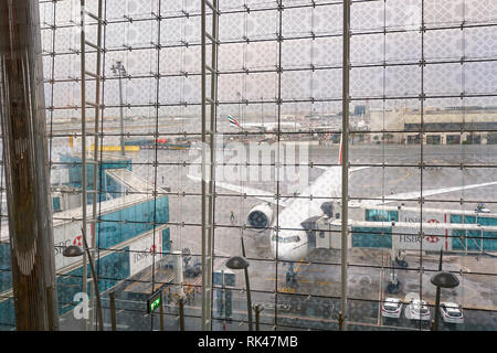 DUBAI, Emirati Arabi Uniti - MARZO 09, 2016: vista dal Dubai International Airport Terminal. Aeroporto Internazionale di Dubai è il principale aeroporto che serve di Dubai, regno Foto Stock