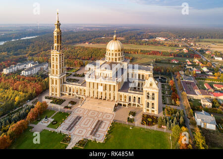 Santuario e Basilica di Nostra Signora di LicheÅ" nel piccolo villaggio Lichen. La più grande chiesa in Polonia, uno dei più grandi del mondo. Foto Stock