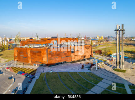 Danzica, Polonia. Acciaio arrugginito edificio della solidarietà europea Center e il Museo di Danzica e il monumento ai Caduti i lavoratori del cantiere. Foto Stock