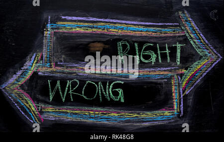 Giusto o sbagliato scritto con colore chalk concetto sulla lavagna Foto Stock